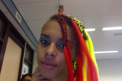 omdat die blauwe bolletjes leuk stonden met blauwe oogschaduw